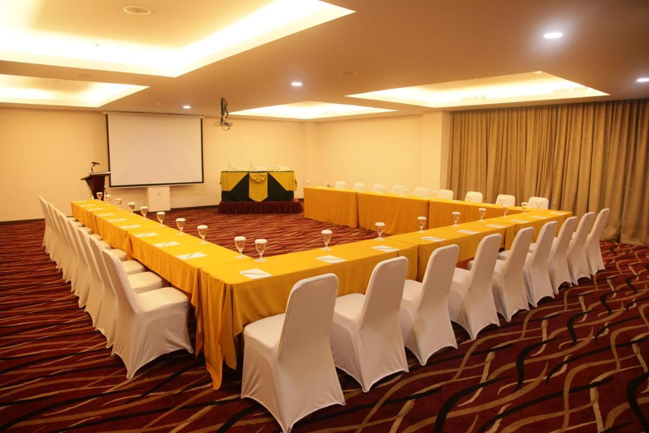 Winstar Hotel Pekanbaru Exterior foto